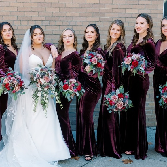 Vera Velvet Dress - Picture 2 of 3